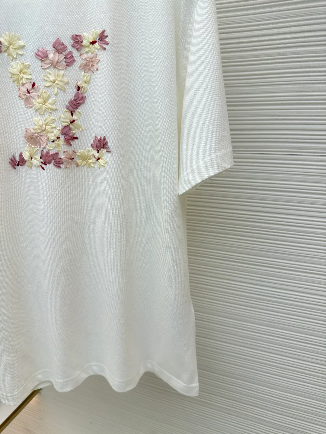 LOUIS VUITTON Ribbon Sakura Round Neck Short Sleeves ●Authentic product: purchased and developed by 13699 ●Item number: 1680199-A90 ●Fabric: pique cotton fabric ●Technology: embroidery production ●Version: fitted version ●Weight: about 360 grams ●Size: XS-S-M-L ●Description: 32S single yarn pique shirt fabric, 250g; matched with 32S double yarn stretcher thread, 320g. Comes with custom knitted flat machine thread. The fabric is made of high-quality cotton yarn with a yarn count of 32, which has high density and softness. Pure cotton yarn is used. This fabric has the natural advantages of pure cotton, which is soft and comfortable, has good hygroscopicity, and is not prone to static electricity. The pique structure is a special knitting method that forms a bead-like texture, giving the fabric surface a certain concavity and breathability. The texture of the paper bead gauze also makes the fabric more layered and three-dimensional, presenting a soft and textured appearance. The front ribbon logo embroidery is purely hand-positioned and produced. The logo pattern created by the embroidery and the bright ribbon shows a unique fusion of craftsmanship and reflects the combination of traditional craftsmanship and modern trend aesthetics. The ribbon material you choose is custom-dyed, and the thin ribbons are stitched with high density to create a three-dimensional effect; the outlines of petals and branches and leaves are highlighted by closely arranged silk threads. The overall wiring is straight and delicate, the fabric is comfortable and soft, and the color is consistent without color difference. It can be matched with the same style to create a fashionable look and control various occasions. Customized accessories, complete with three standards, same style for men and women!